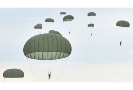 Parachutistes à l’entraînement à Lac-Saint-Joseph