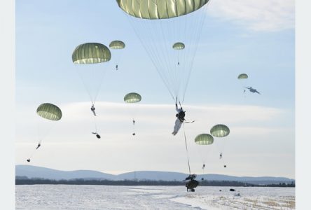 Parachutistes à l’entraînement à Sainte-Catherine et Fossambault