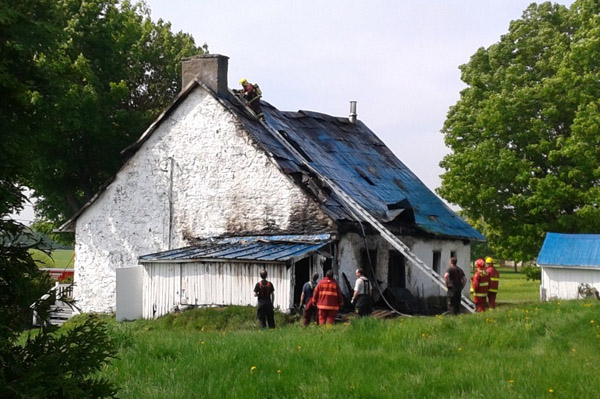 Une maison patrimoniale est la proie des flammes à Deschambault