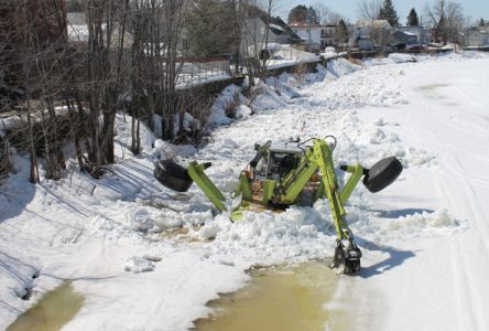 Deux pelles cassent la glace sur la rivière à Saint-Raymond