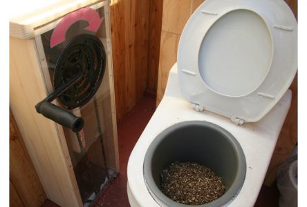 Les toilettes sèches essuient un revers