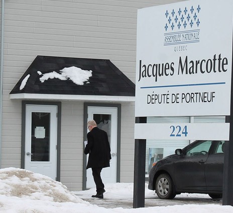 Manifestation timide devant le bureau de Jacques Marcotte