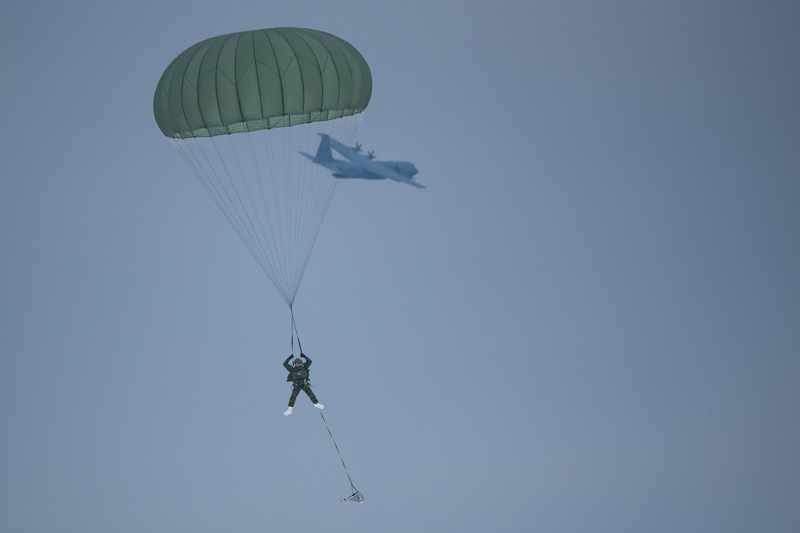 Parachutistes militaires dans le ciel de Sainte-Catherine