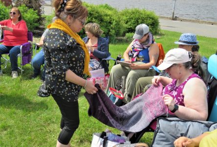 La Journée mondiale du tricot en public vécue au quai de Portneuf