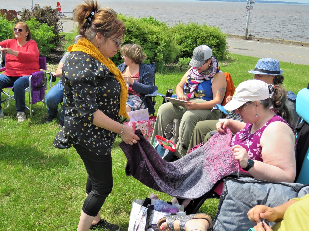 La Journée mondiale du tricot en public vécue au quai de Portneuf