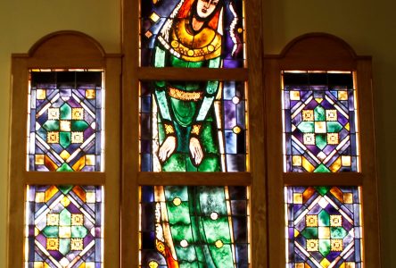 Restauration du vitrail de la chapelle du lac Sept-Îles