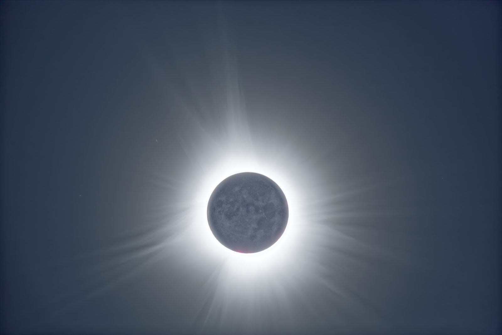 Éclipse solaire : quand le jour et la nuit se superposent
